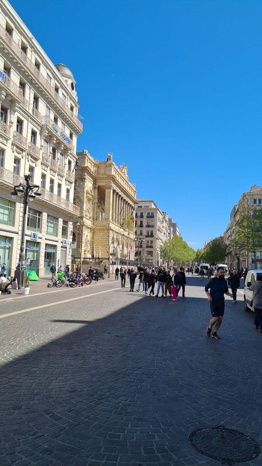 French Connection II : police car follows Jacques from a distance