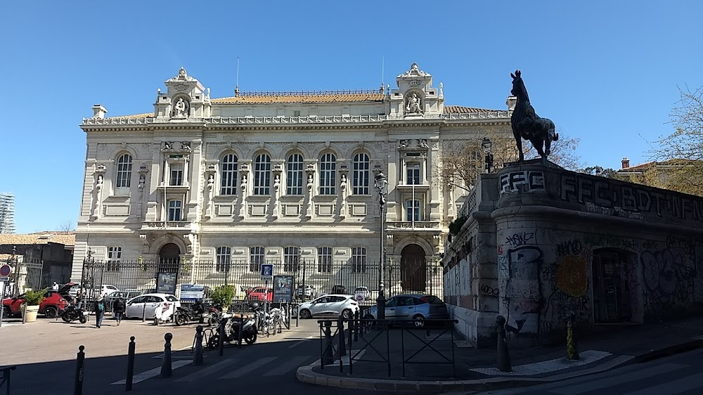 French Connection II : police headquarters, where Doyle arrives as policemen search through fish