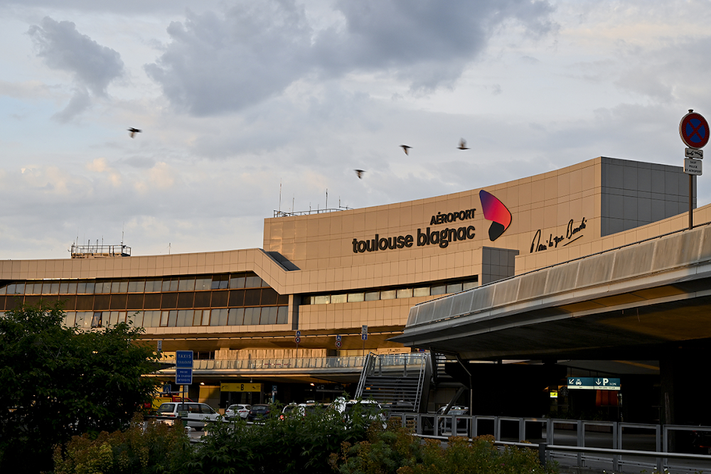 Frère et soeur : airport scenes