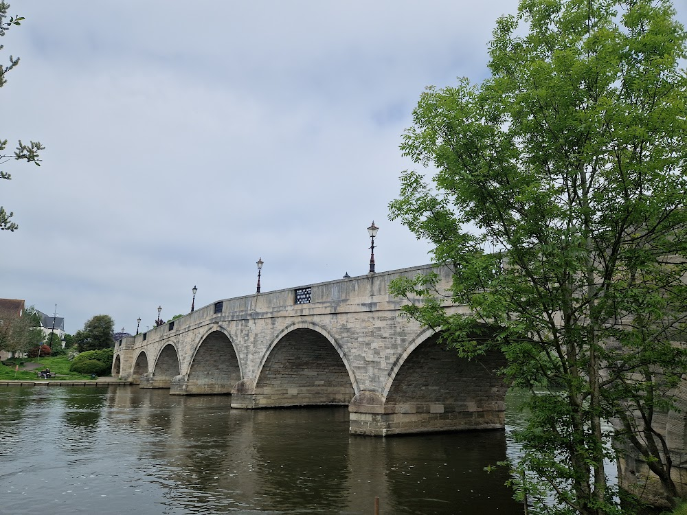 From Beyond the Grave : shot of Madam Orloff going to Reggie's house - shot through bridge arch