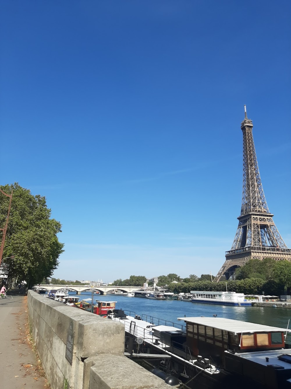 L'art d'aimer : Isabelle and Zoé drive across Paris