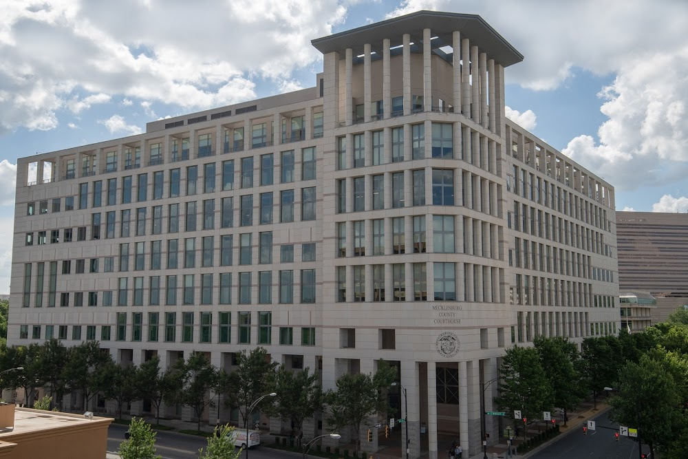 From the Hip : setting: Suffolk County Courthouse, Boston, Massachusetts, USA