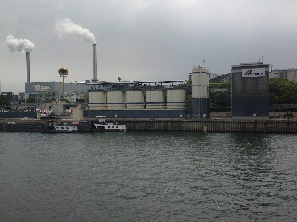 Gas-oil : a truck drives along a dock