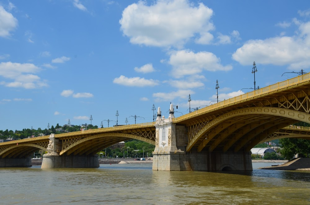 Szörnyek évadja : The helicopter does aeronautical maneuvers by the bridge