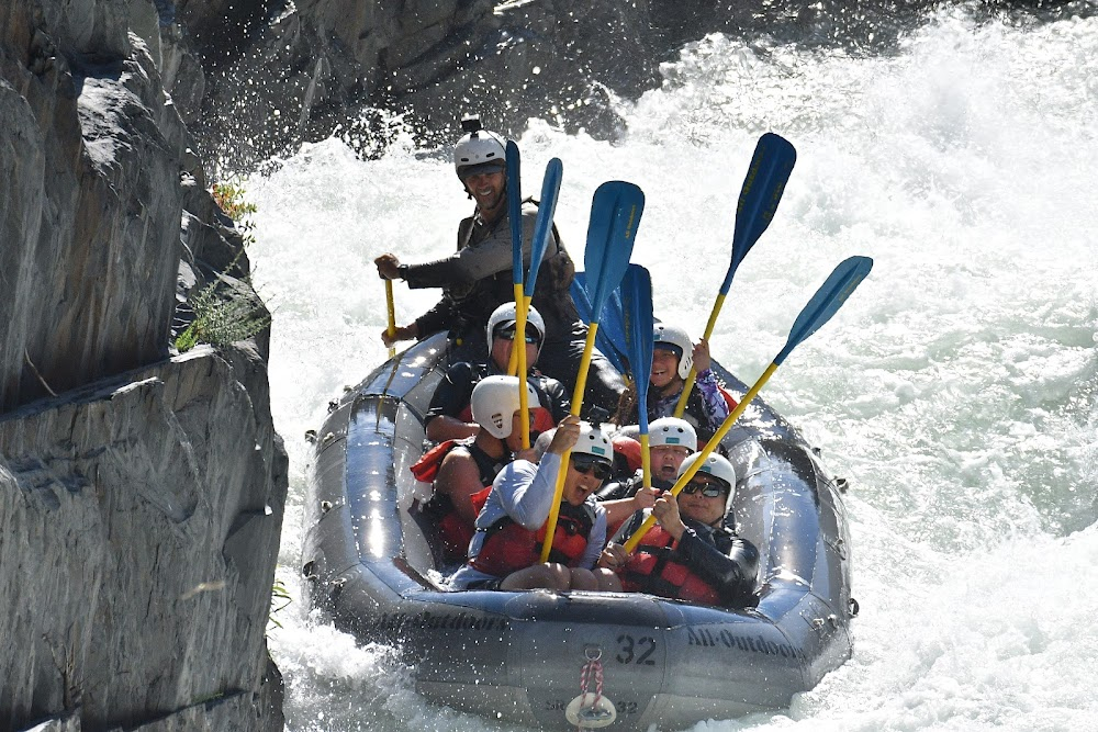 George of the Jungle : Lyle Van de Groot pursuing Ursula from a raft