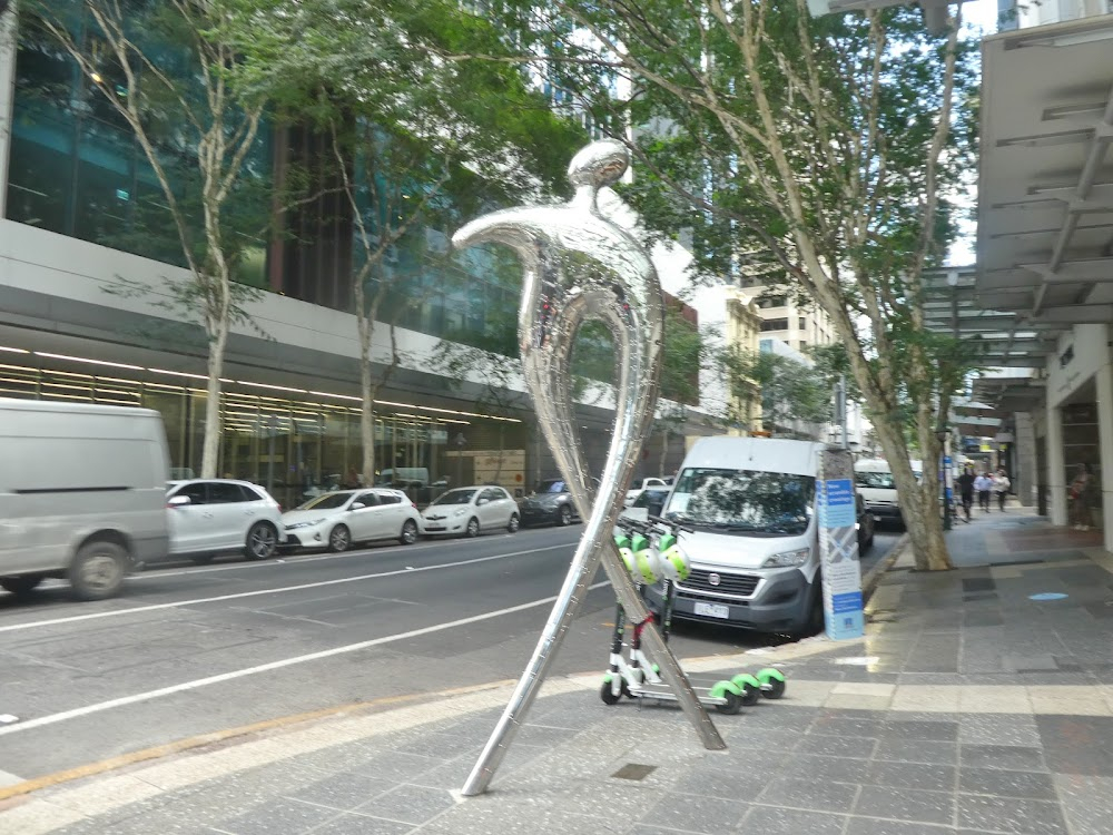 Glenn Owen Dodds : bus stop scene, in front of old 'John Reid and Nephews' facade