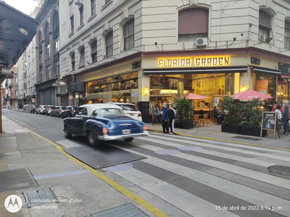 Buenos Aires Vice Versa : Woman being followed by menacing man in shades