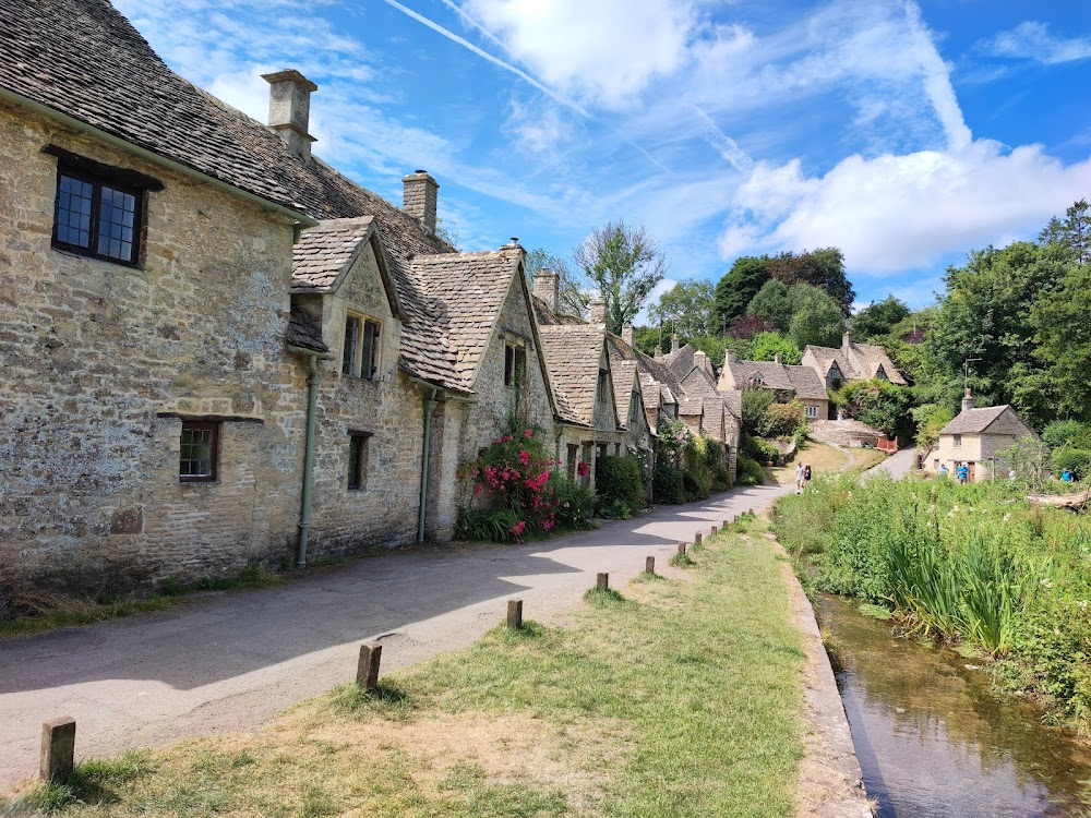 Glimpses of Old England : 