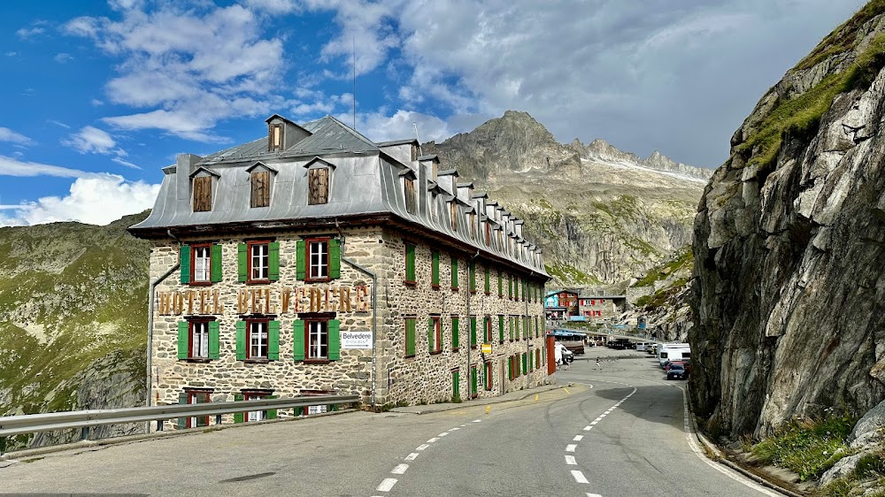 Goldfinger : James Bond driving Aston Martin in Switzerland