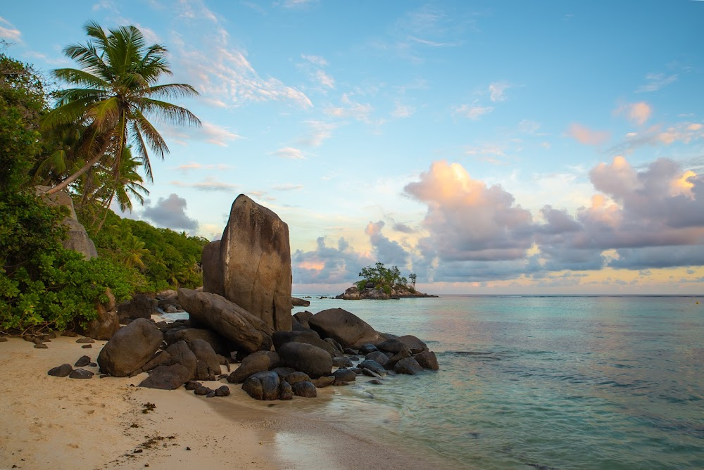 Goodbye Emmanuelle : opening scene: aerial view of the island