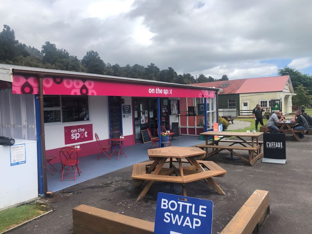 Goodbye Pork Pie : Cafe/Store where they swap cars with the family