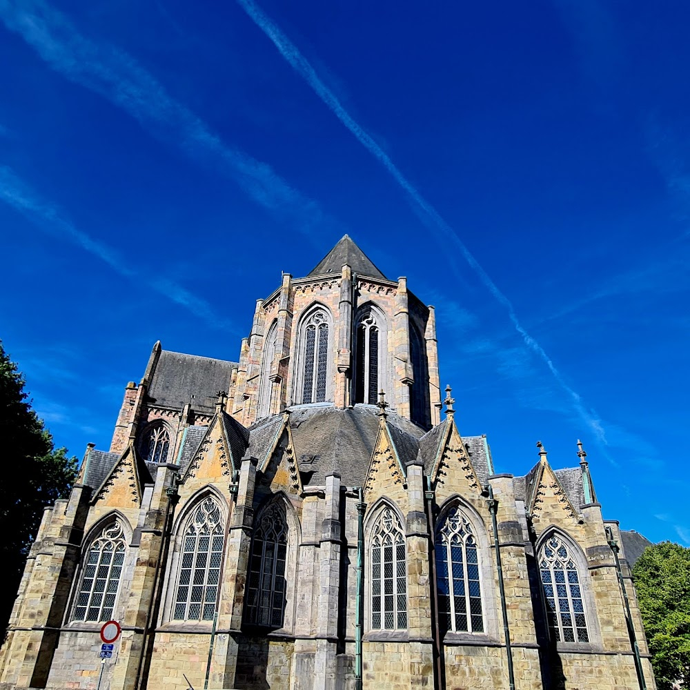 Grâce à Dieu : church scense