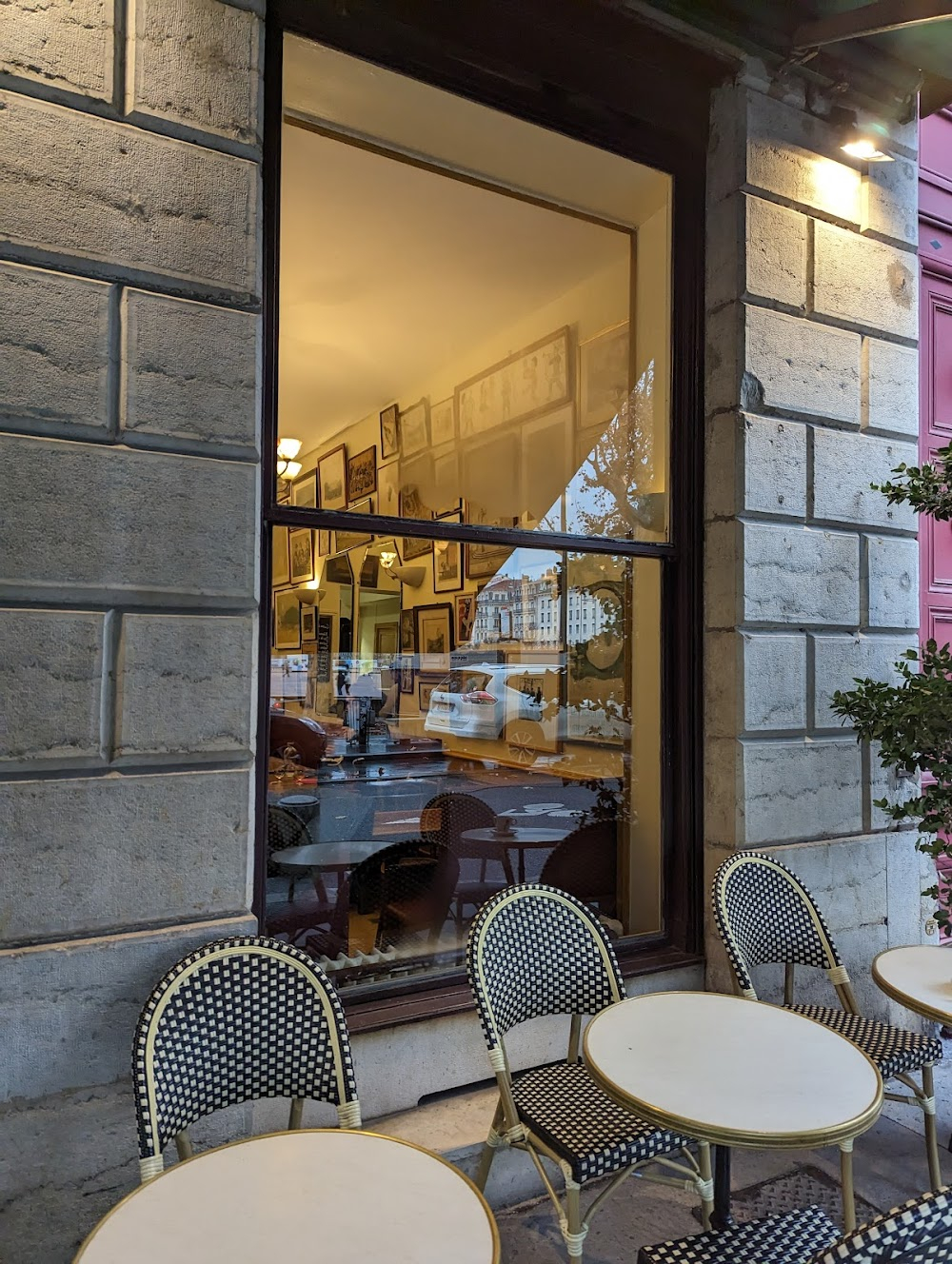 Grâce à Dieu : François meets a journaliste in a café