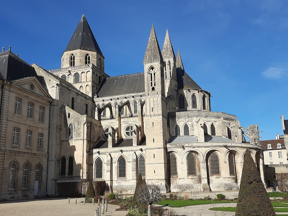 Guillaume le Conquérant : Exterior and interior scenes of the Abbey founded by William the Conqueror in 1063 [also known as the Abbaye aux Hommes], and his burial place in 1087.