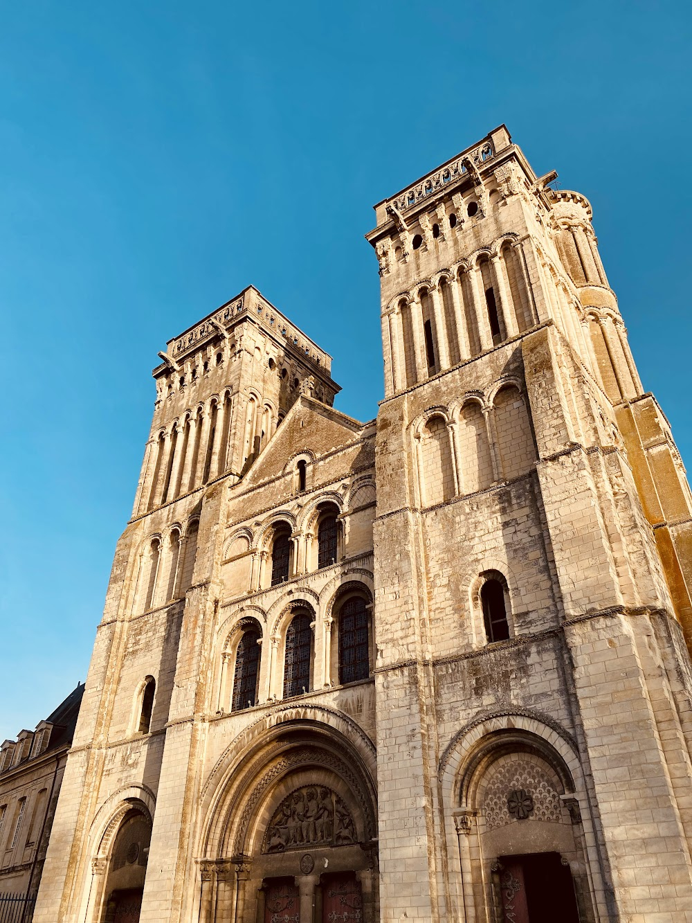 Guillaume le Conquérant : Exterior and interior scenes of the Abbey [also known as Abbaye aux Dames] founded by Mathilde of Flanders in 1063, and her burial place in 1083.