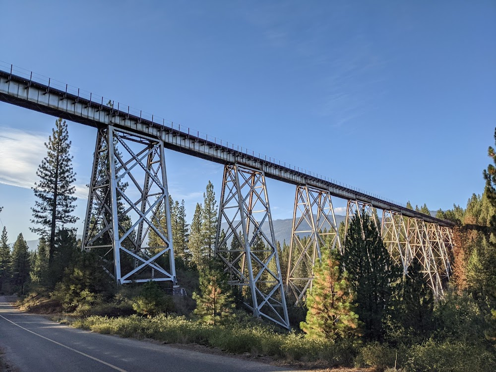 Guns of the Timberland : scene where the steam engine goes over the tall bridge