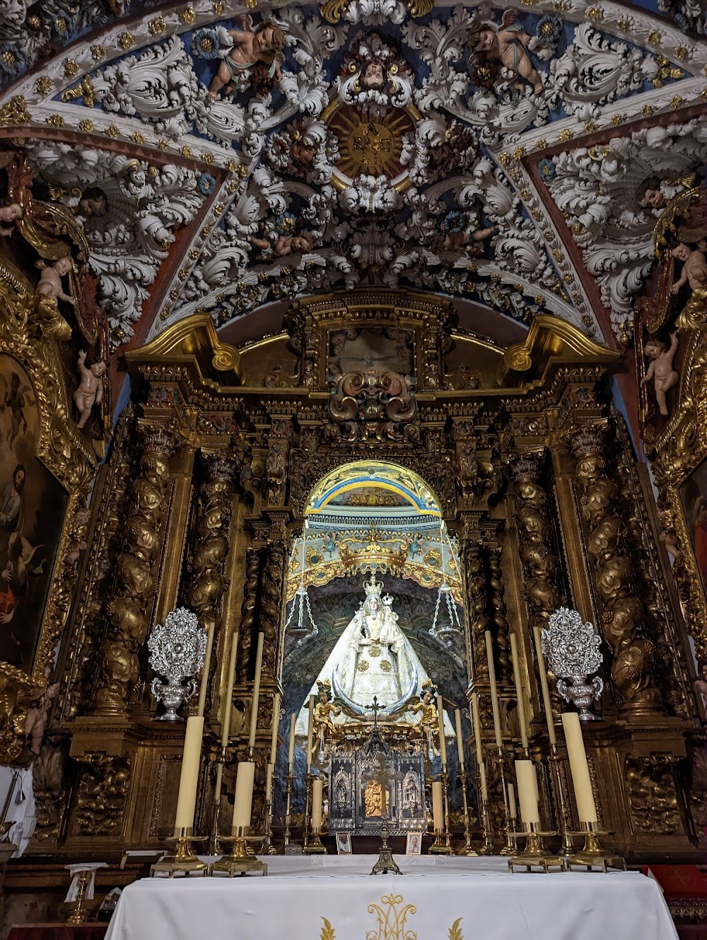 Hable con ella : wedding sequence at the Santuario de la Virgen de Araceli