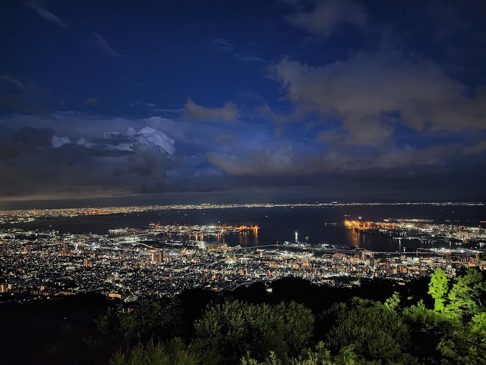 Happî awâ : opening scene: cable car and lookout point in the fog