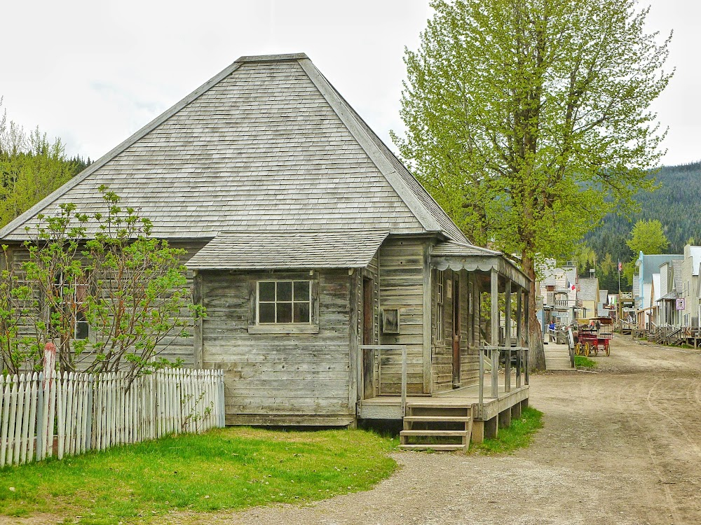 Shadow Trap : saloon, general store and mountain trails