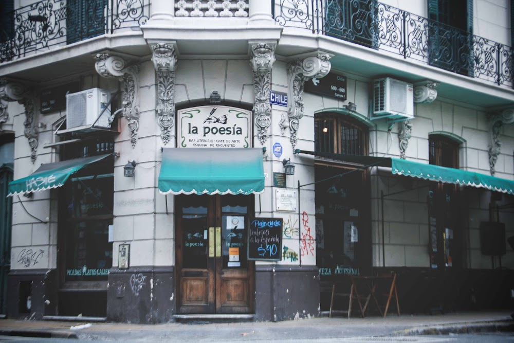 Hay unos tipos abajo : Conversation in café