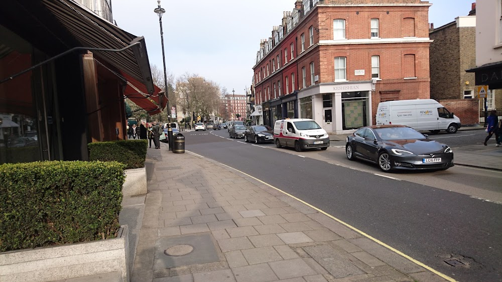 Das Verrätertor : Marching guards turn the corner into Buckingham Palace Road