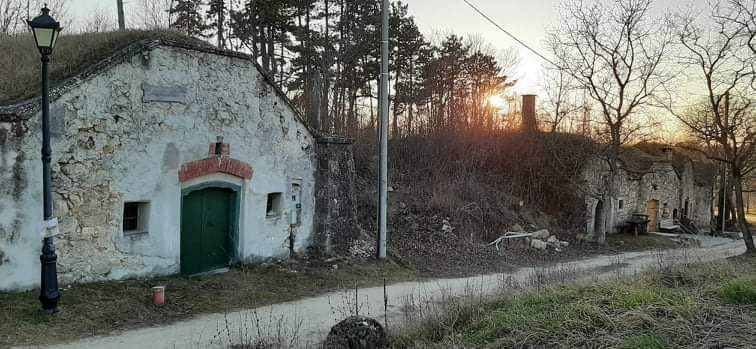 Boszorkányház : cellar exteriors