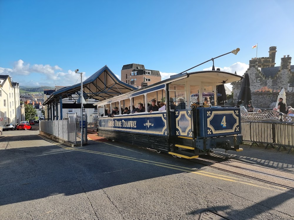 Hindle Wakes : Jenny and Alan spend a week in Llandudno