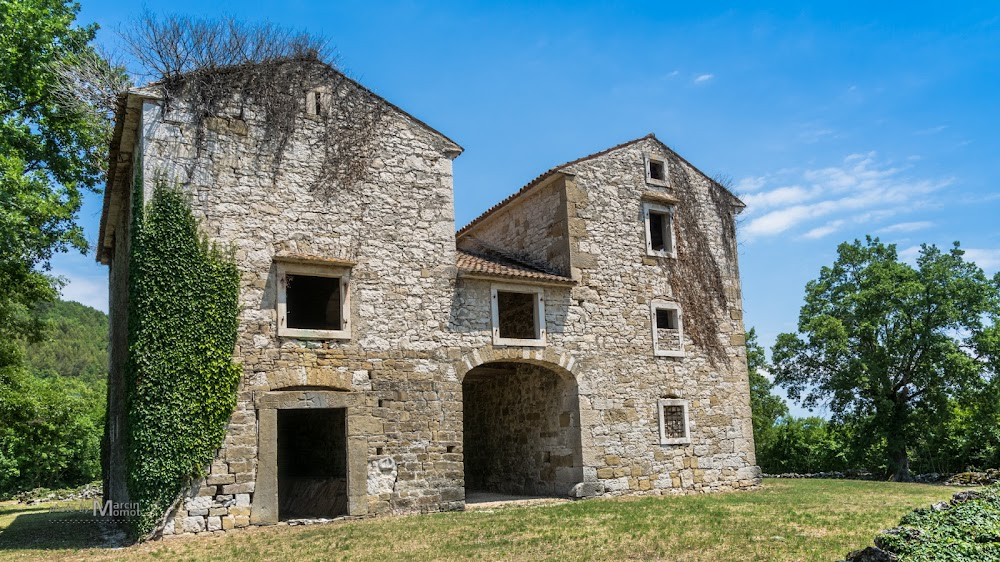 Hitman's Wife's Bodyguard : Old Tuscany barn