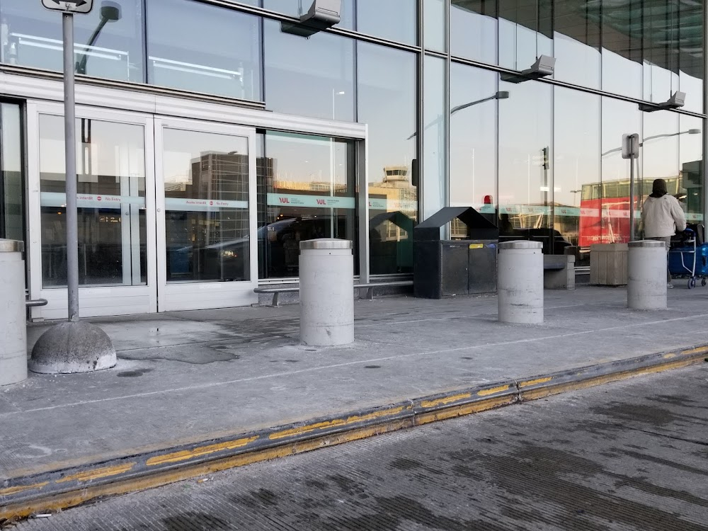 Hochelaga, Terre des Âmes : Nasrin takes a taxi upon arriving at the airport