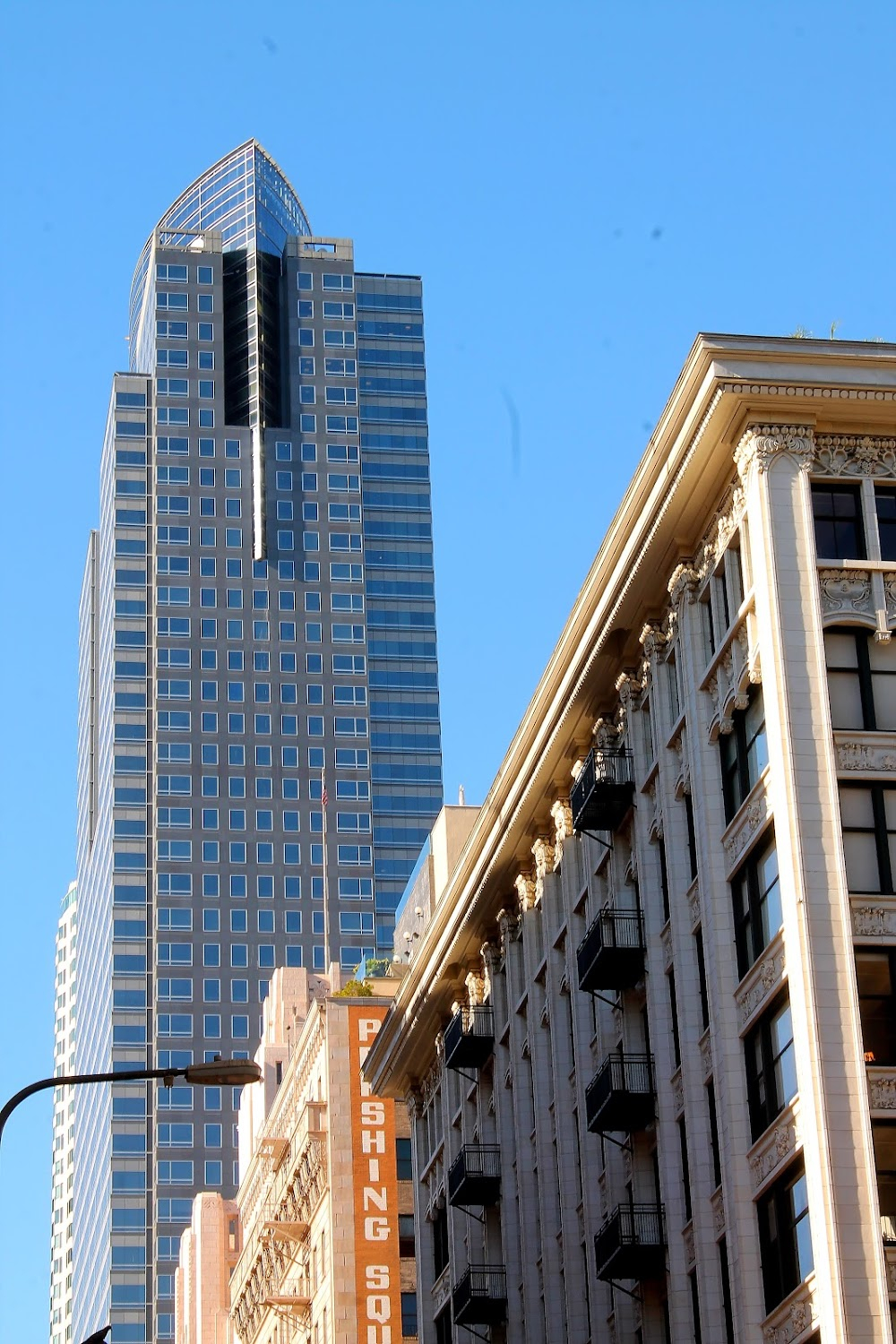 Hollow Triumph : Muller's hotel - seen in street chase scene, near the Angels Flight