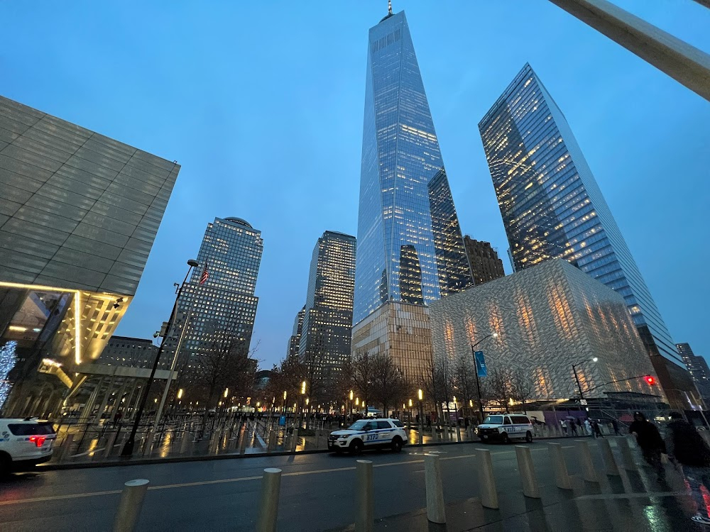 In Transit : the Twin Towers are visible while Léopold rows his boat