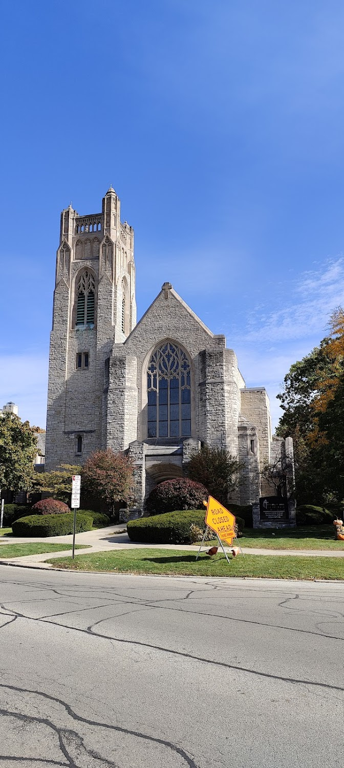 Home Alone : Exterior church scene