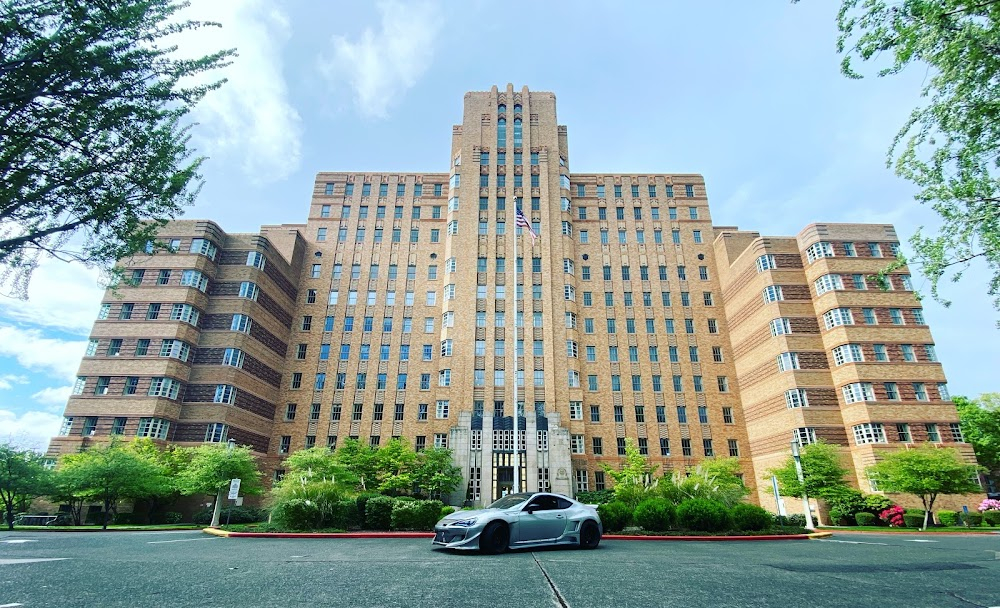 House of Games : Exterior of hospital where Margaret meets Dr. Littauer to talk.