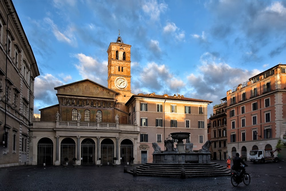 Carmen di Trastevere : Busy night traffic.