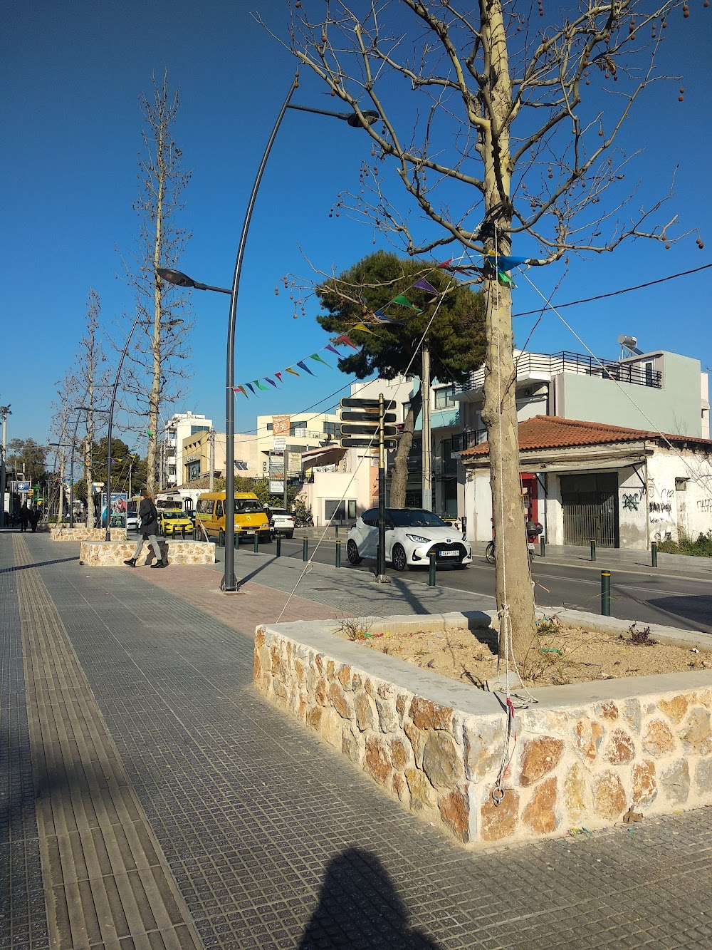 I Pariziana : Leonidas' grocery store