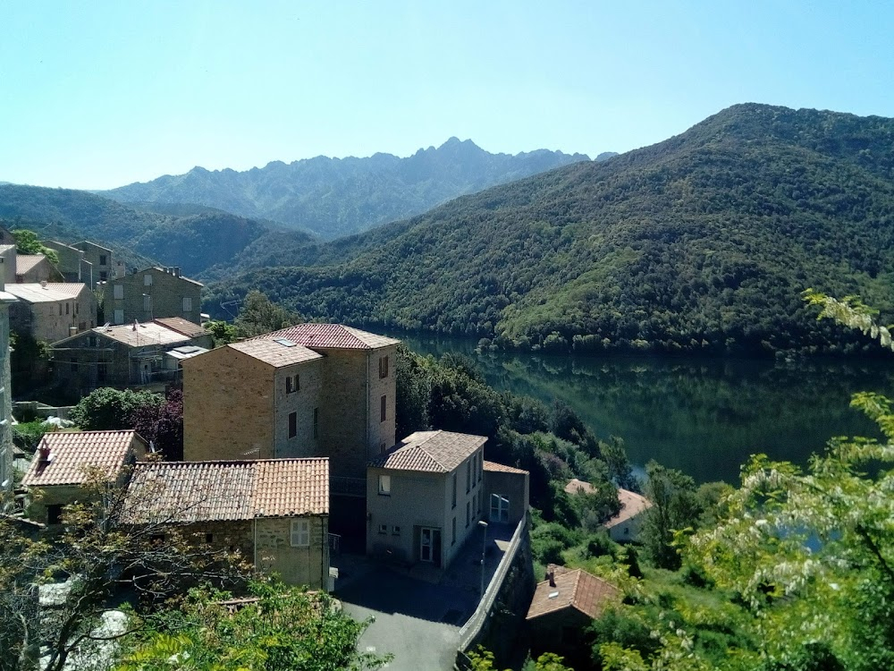 I comete : village and lake