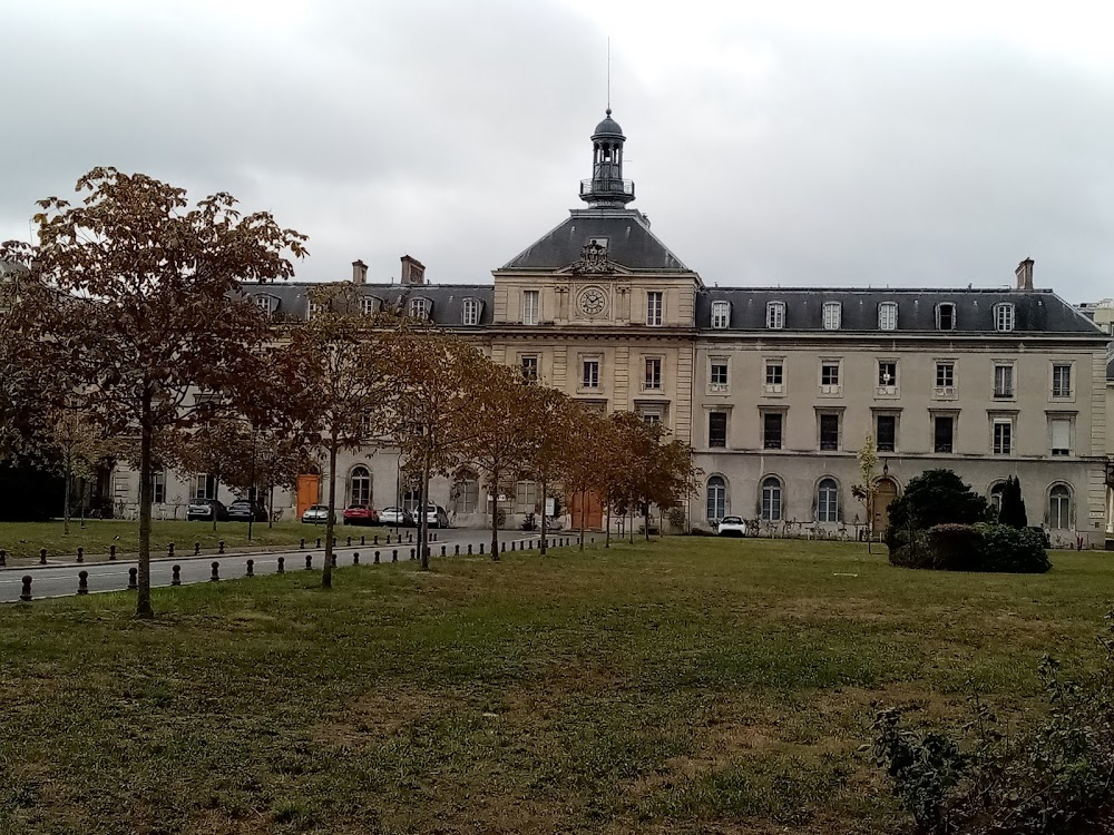 I... comme Icare : ambulance arriving at hospital