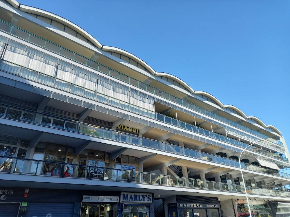 I dolci inganni : Francesca's apartment building