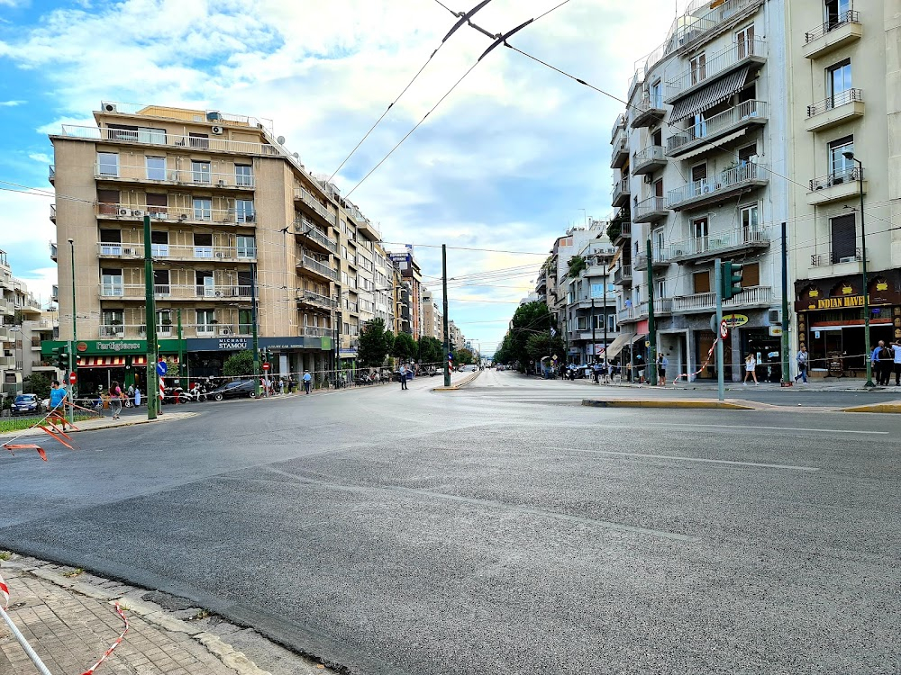 I epithesi tou gigantiaiou mousaka : street scenes