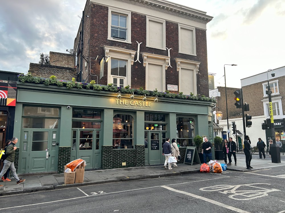 The Moon Over the Alley : Pub exteriors