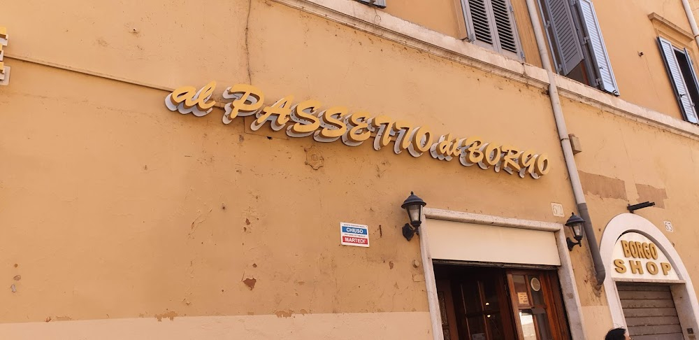 I nostri ragazzi : restaurant where the two brothers and wives meet once a month