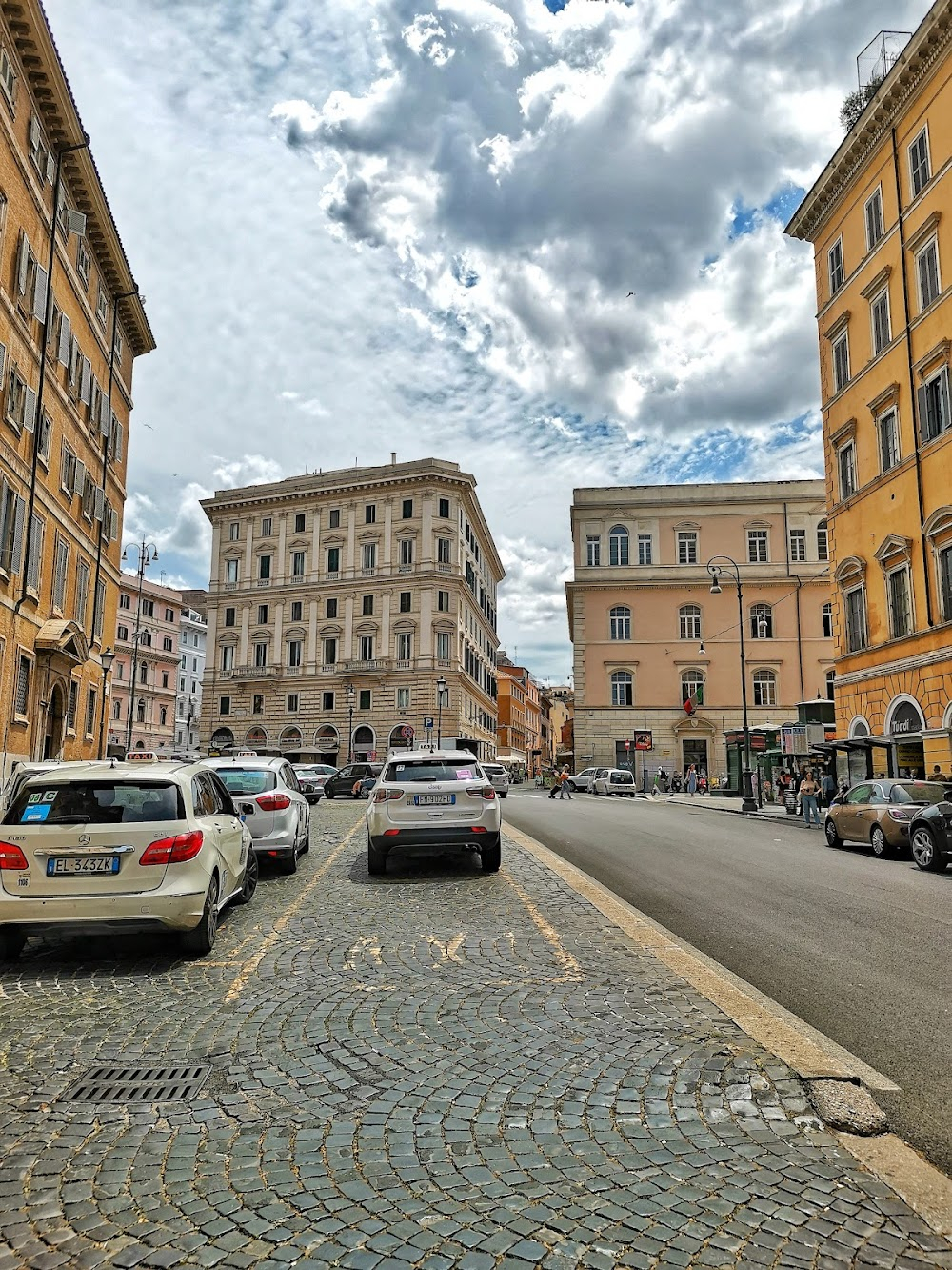 I soliti ignoti : terrace from which the gang observes the pawnbroker's shop