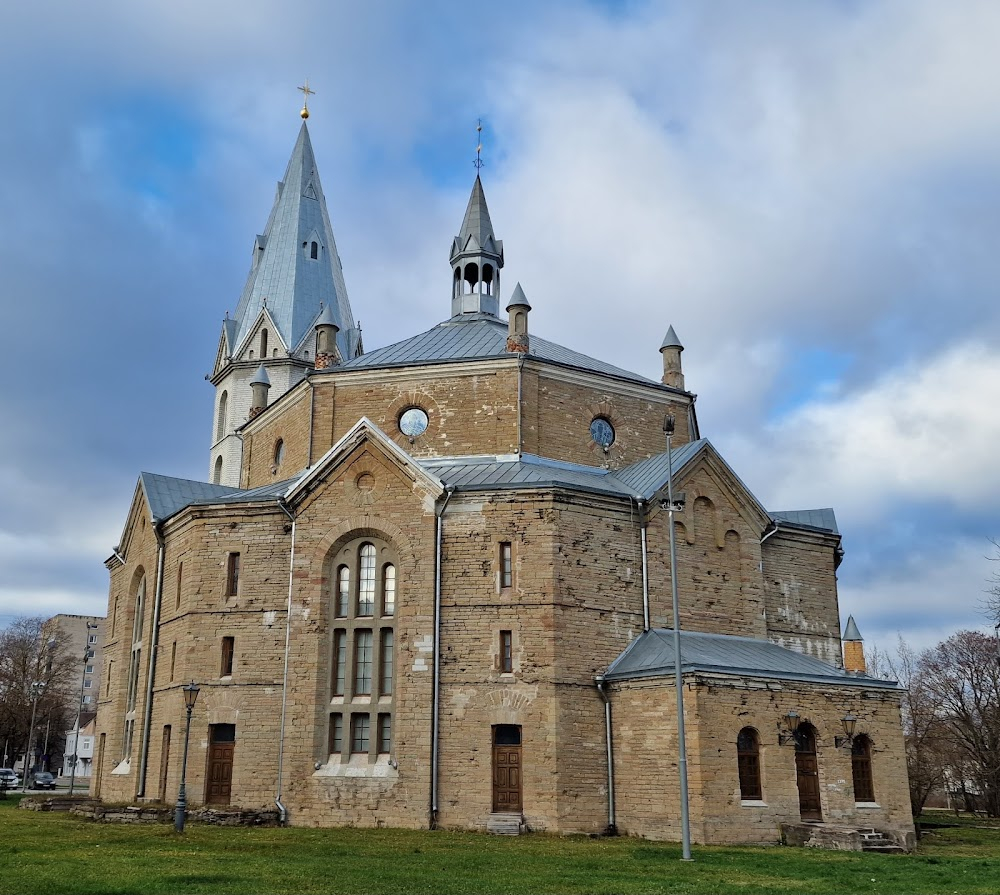 Undir halastjörnu : The church where Mihkel picks up the package