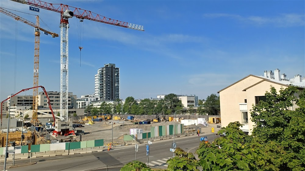 Ihmisen osa : demolished shopping centre