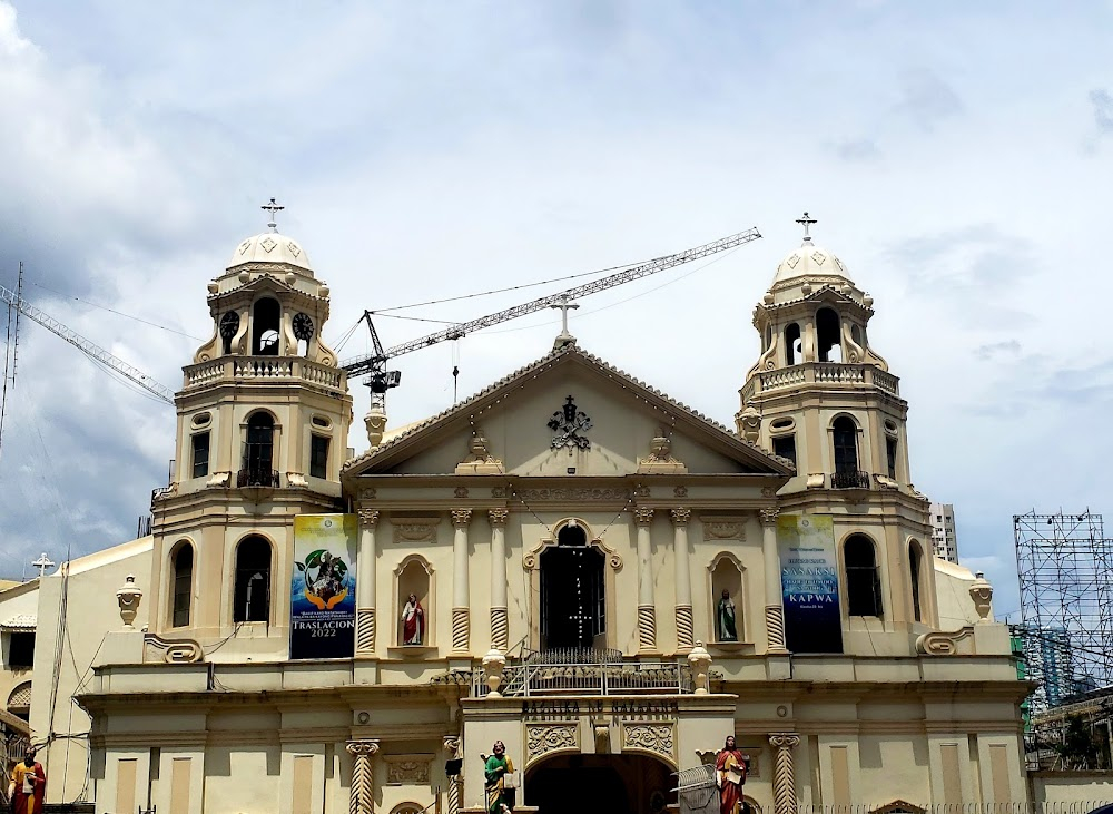 Lola : opening scene, Lola Sepa in the church