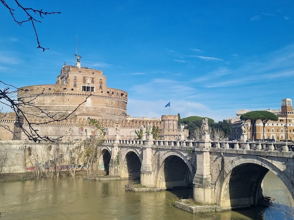 La moda proibita (Roberto Capucci e il futuro dell'Alta Moda) : Capucci's chracters and dresses fly on the bridge