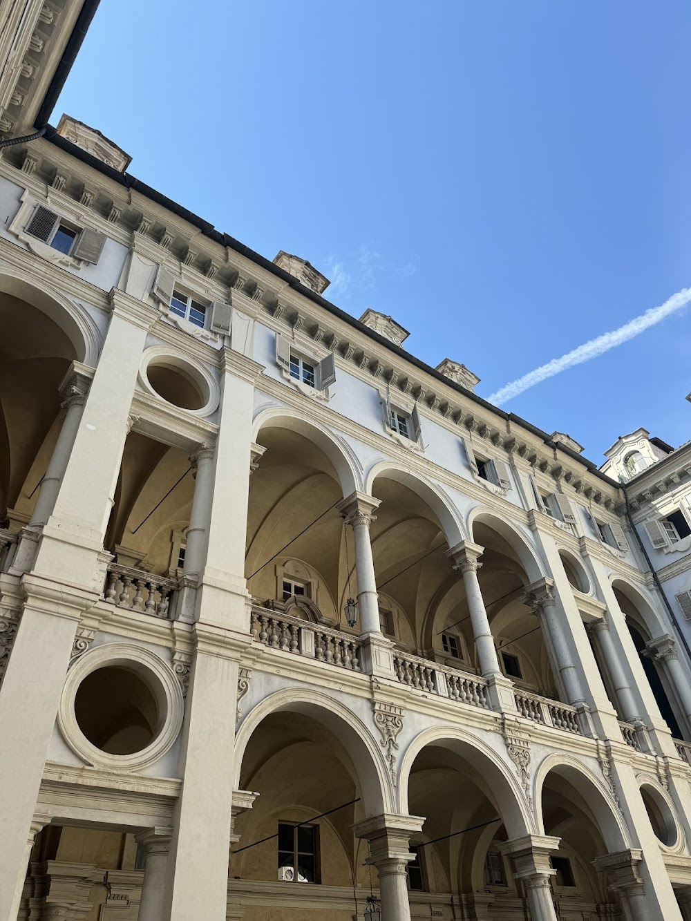 Il divo : Andreotti's palace courtyard, where new government members meet