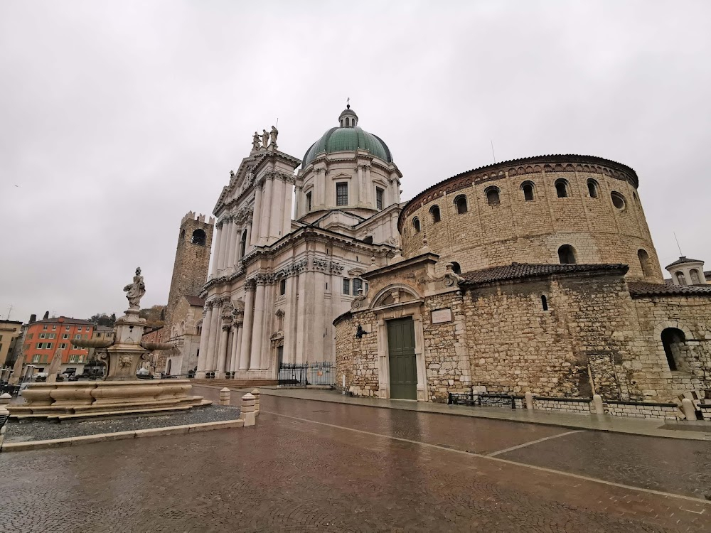 Il magnifico cornuto : opening scene during credits