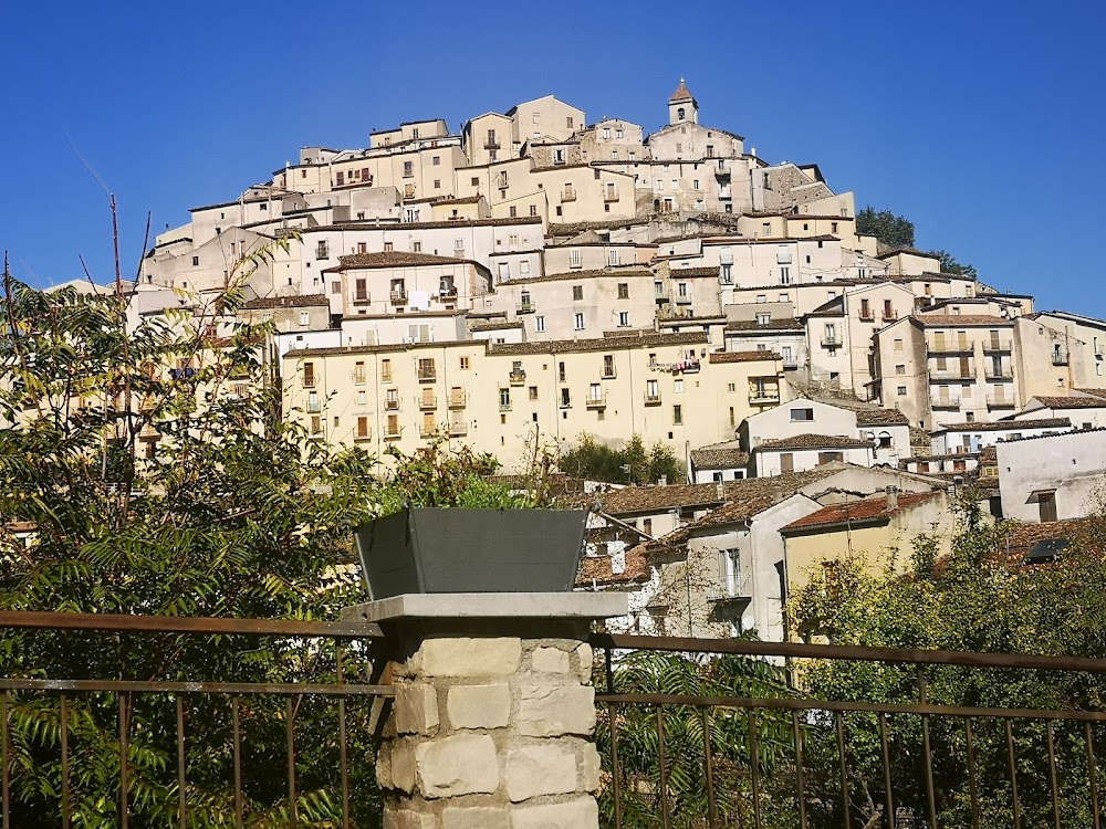 Il ragioniere della mafia : interior and street