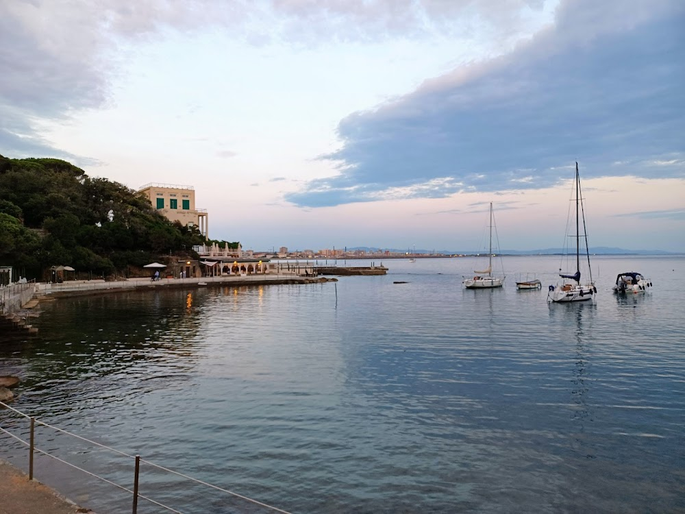 Il sorpasso : Beach where Bruno and Roberto fall asleep